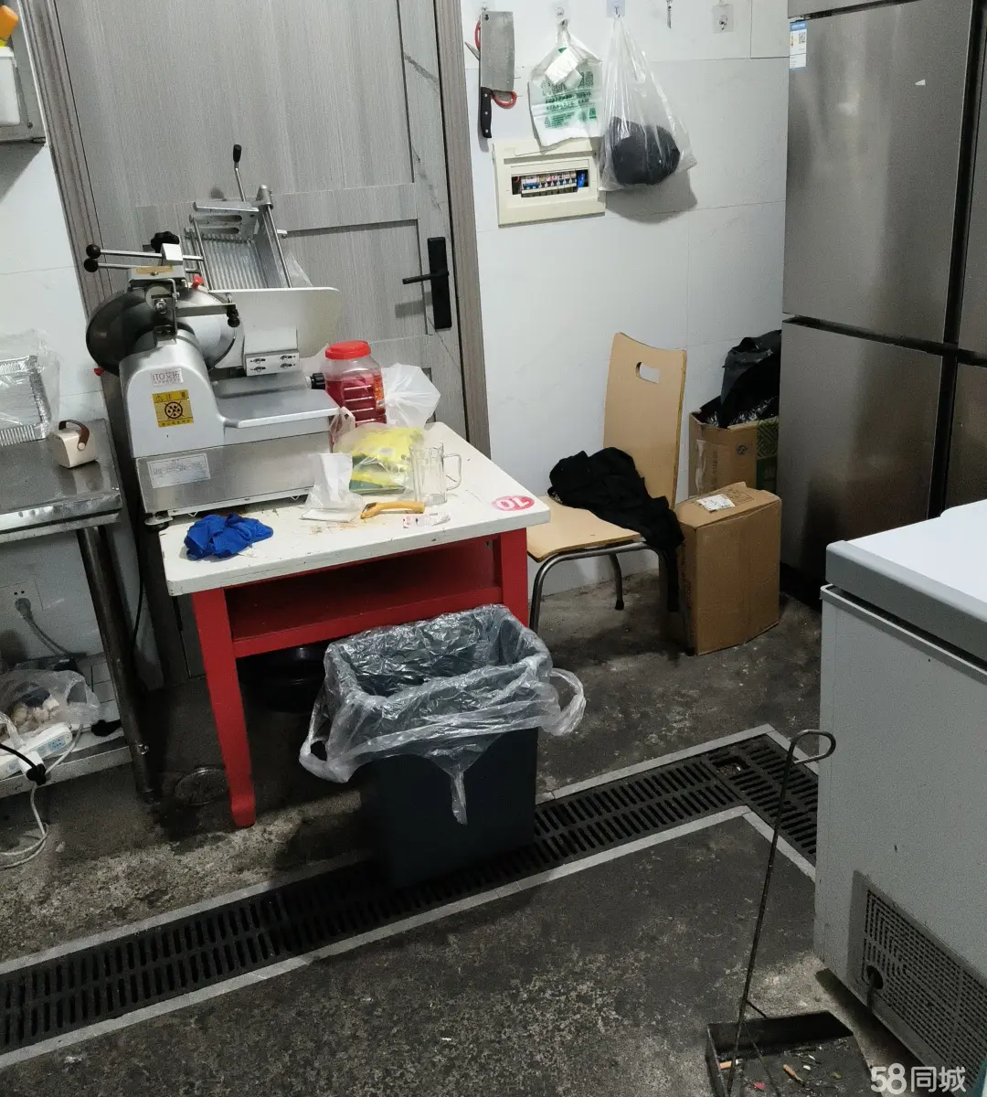 (转让)双门头店，使用面积有一百多平，可外摆，厨房面积十几平