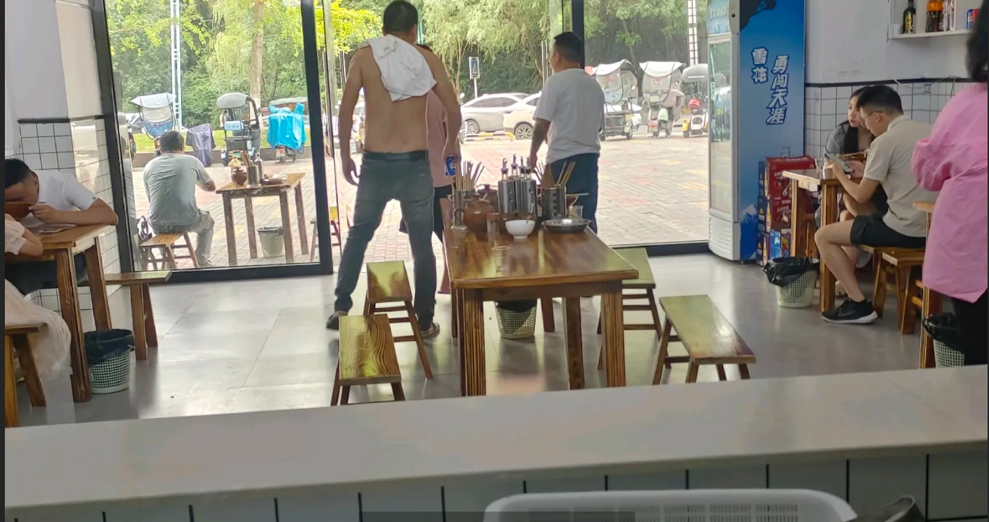 (转让)现经营中旺铺转让，门头展示度宽。外摆区域大。