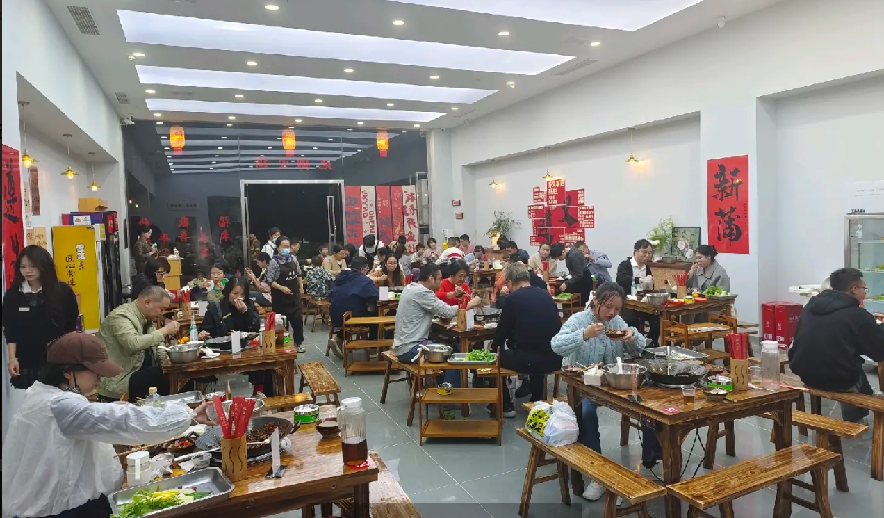 (转让)日月星城停车场入口地摊火锅店，现低价转让，有意请联系详谈。