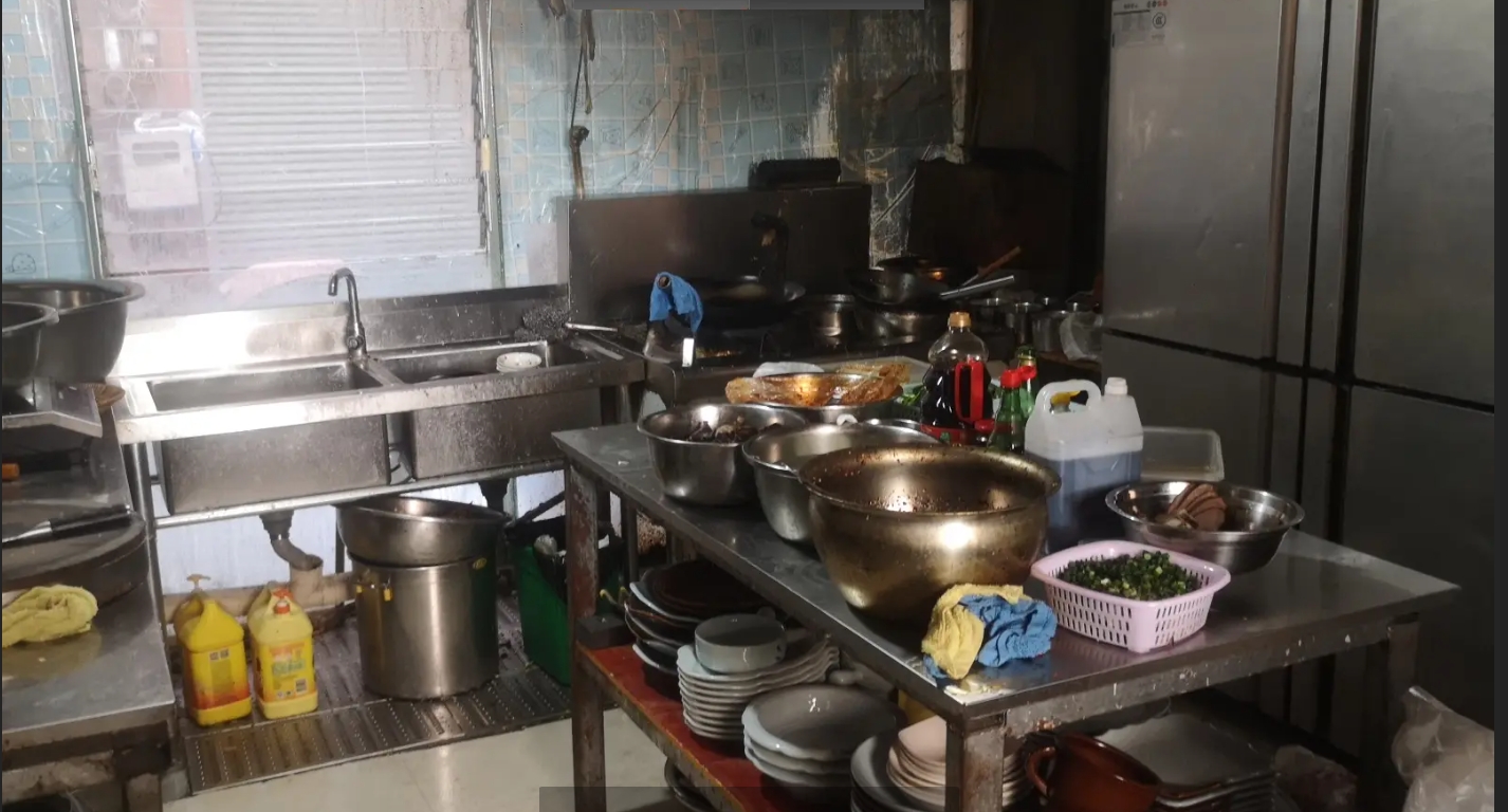 (转让)仁怀市水口街面火锅炒菜大店铺转让，两空调，宿，高端餐饮
