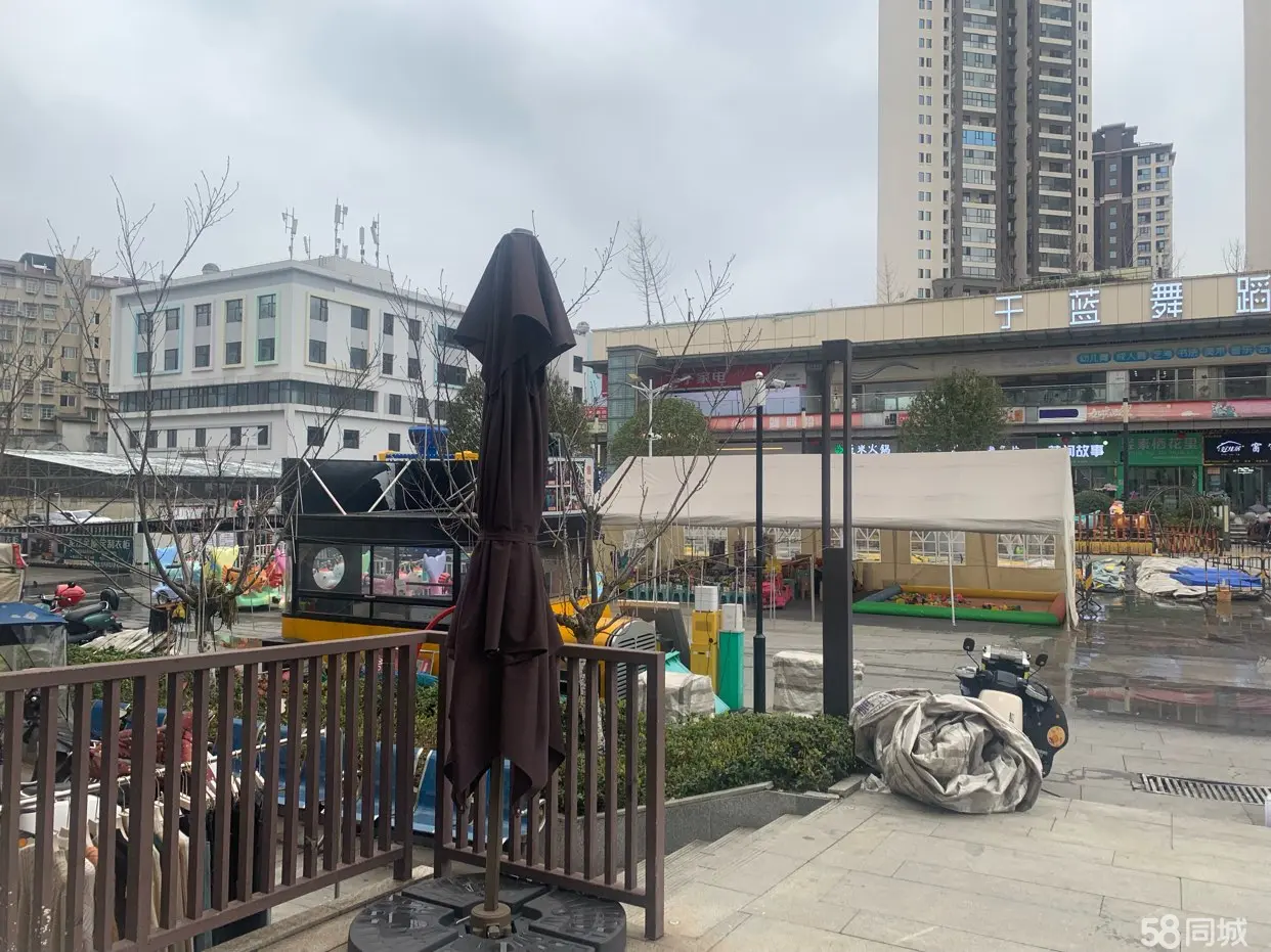 （转让吾悦广场门面，店铺位置好，上中下三层，夏天人流量很大