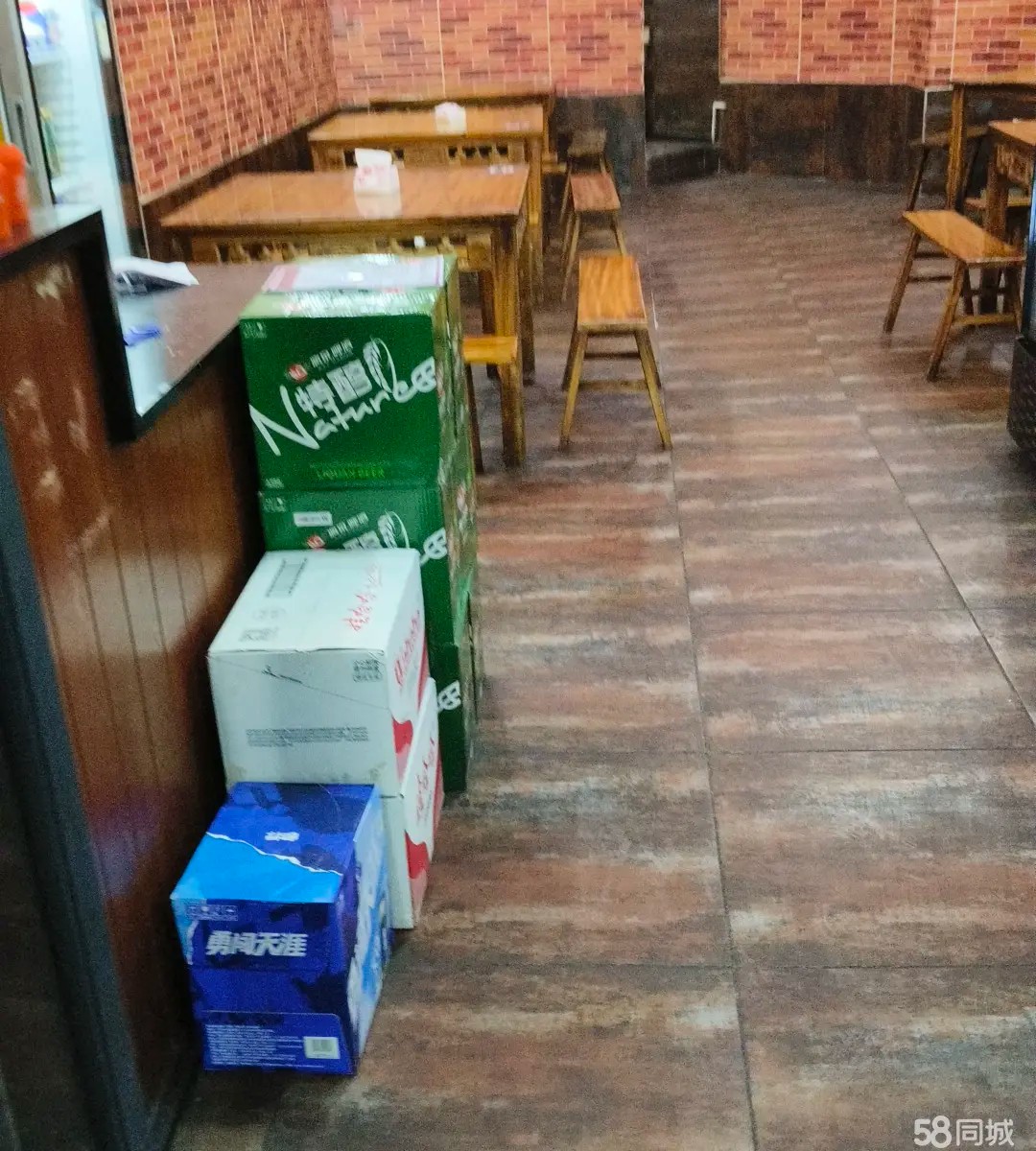 （转让小区正大门行人出口，二楼适合于各种行业，餐饮，美容美发