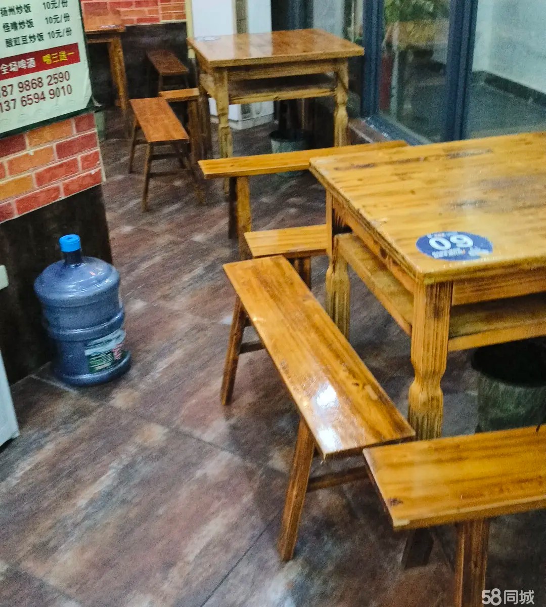 （转让小区正大门行人出口，二楼适合于各种行业，餐饮，美容美发