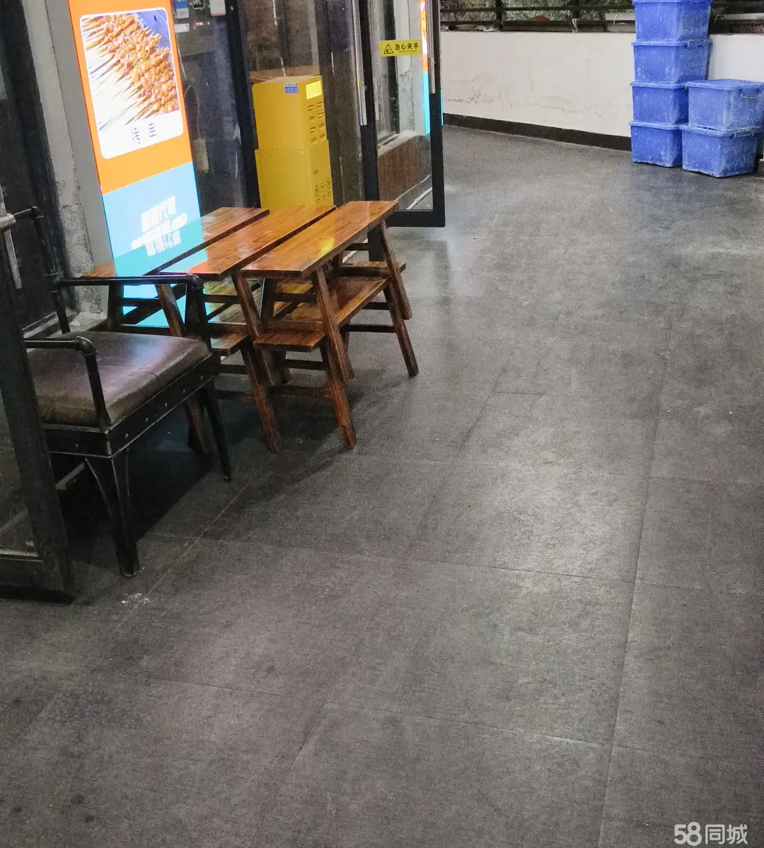 （转让小区正大门行人出口，二楼适合于各种行业，餐饮，美容美发