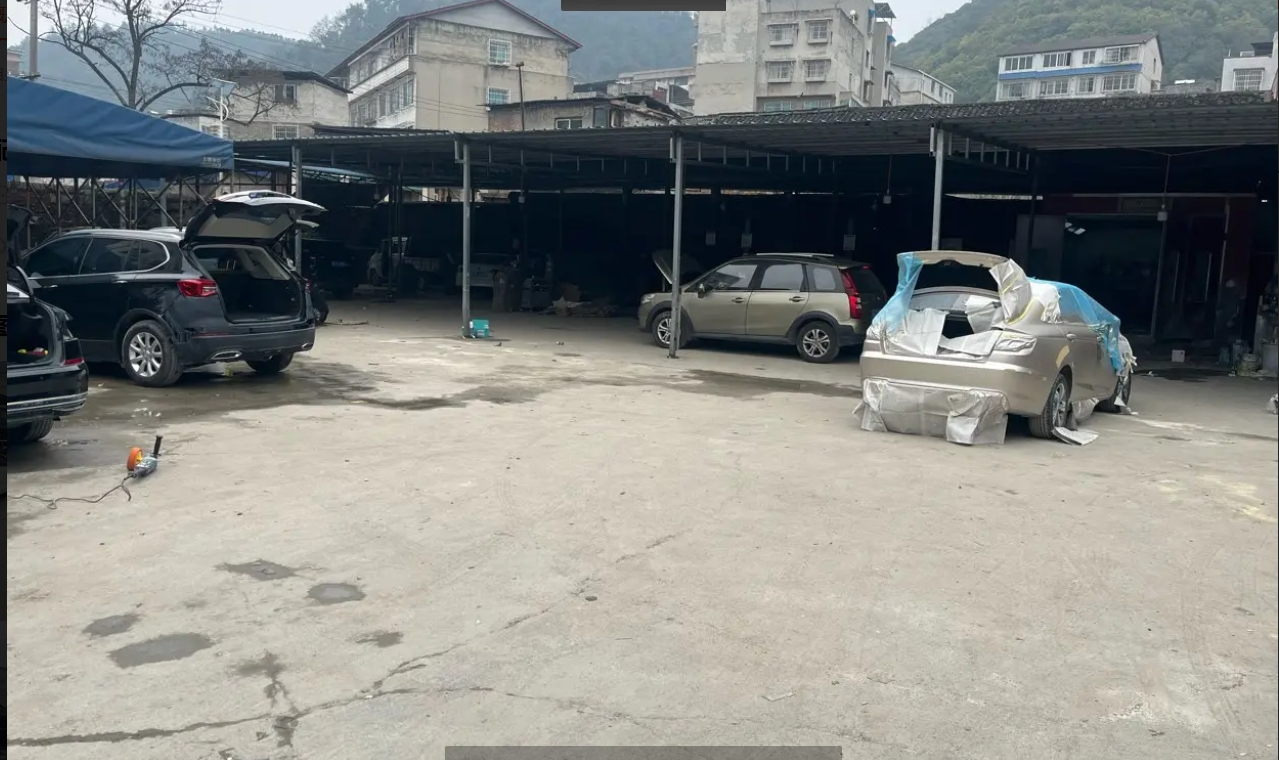 (转让)主路旁边，场地空旷，随意停车