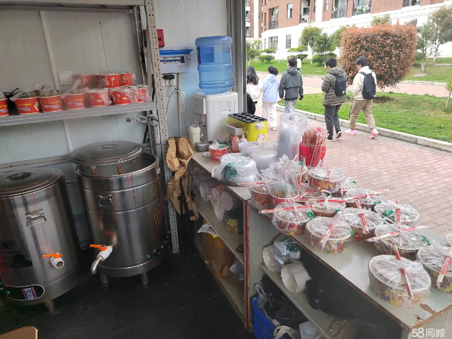 （转让新蒲大学内食堂和公寓之间间门面转让