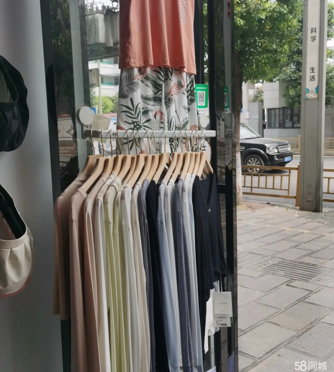 （转让）小区门口小吃店，密雪冰城旁全新营业中，无其他费用