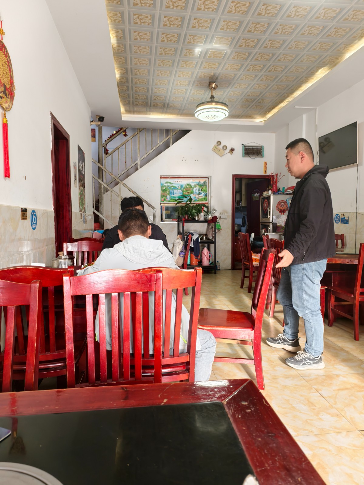 新铺十字路口交汇处经营八年餐饮店转让