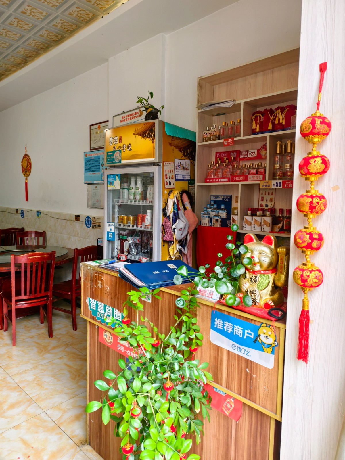 新铺十字路口交汇处经营八年餐饮店转让