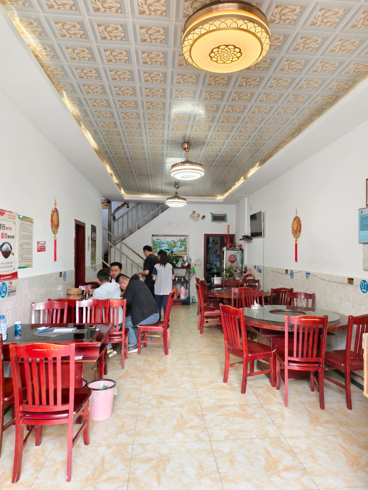 新铺十字路口交汇处经营八年餐饮店转让