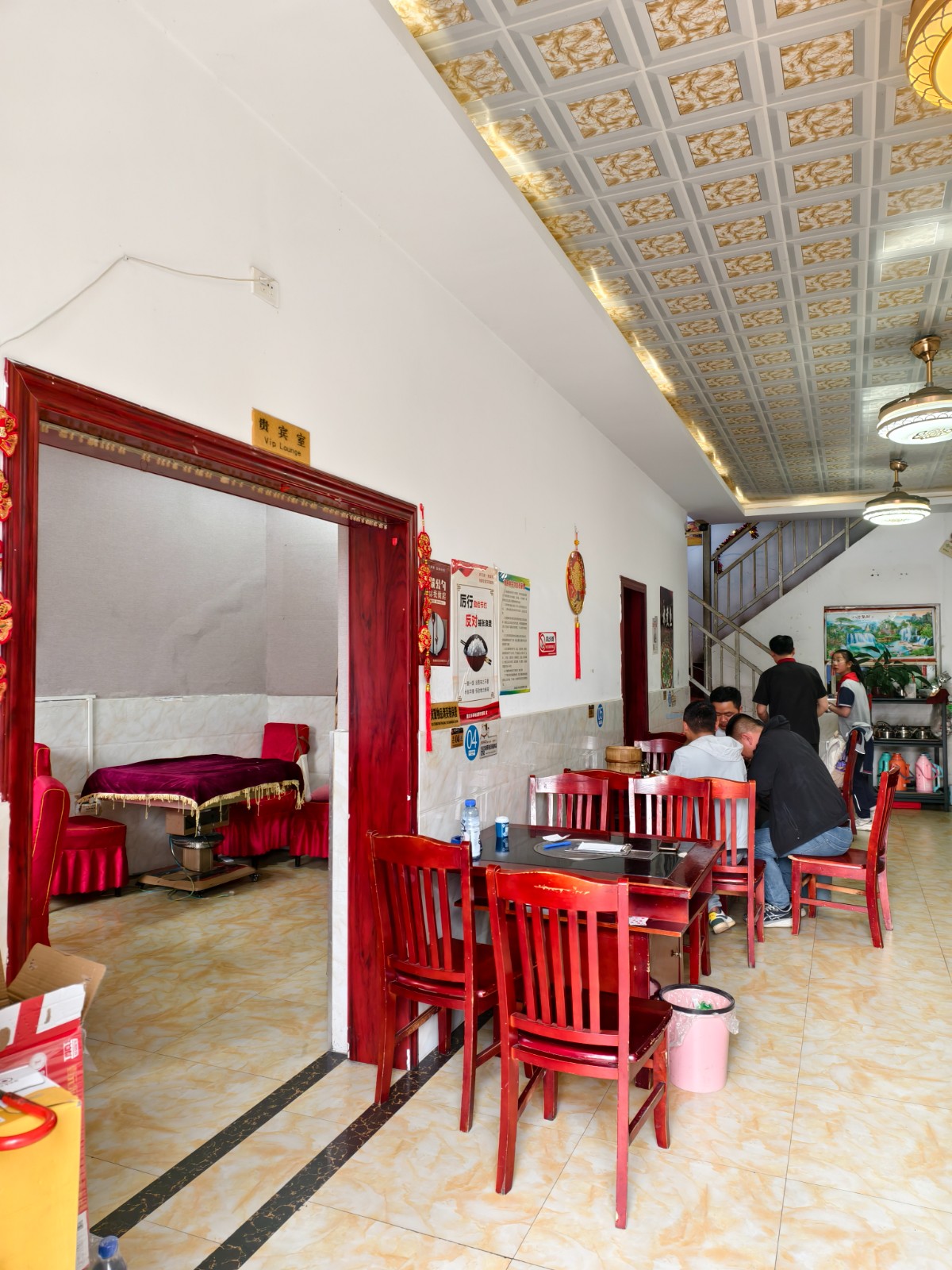 新铺十字路口交汇处经营八年餐饮店转让