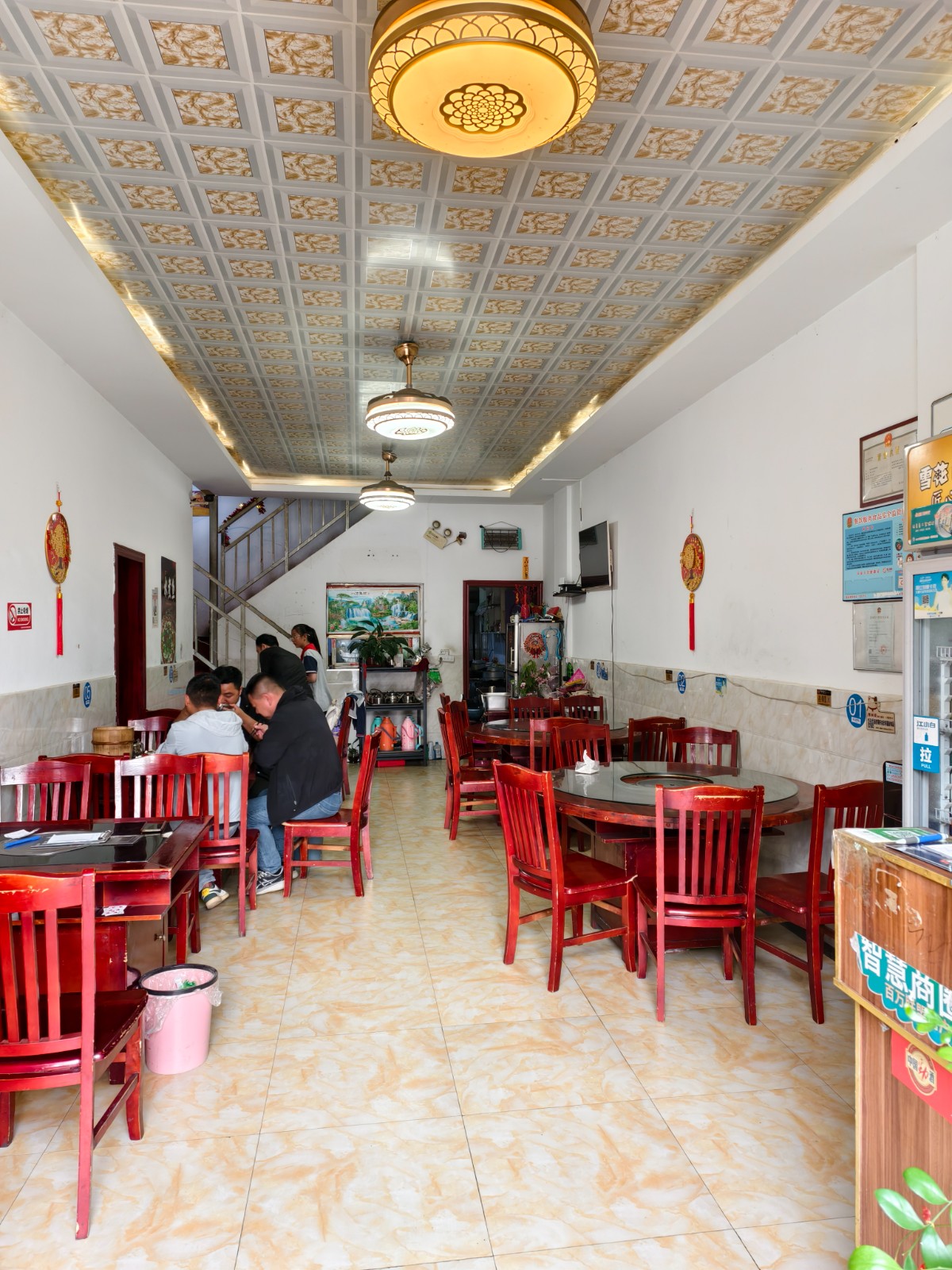 新铺十字路口交汇处经营八年餐饮店转让