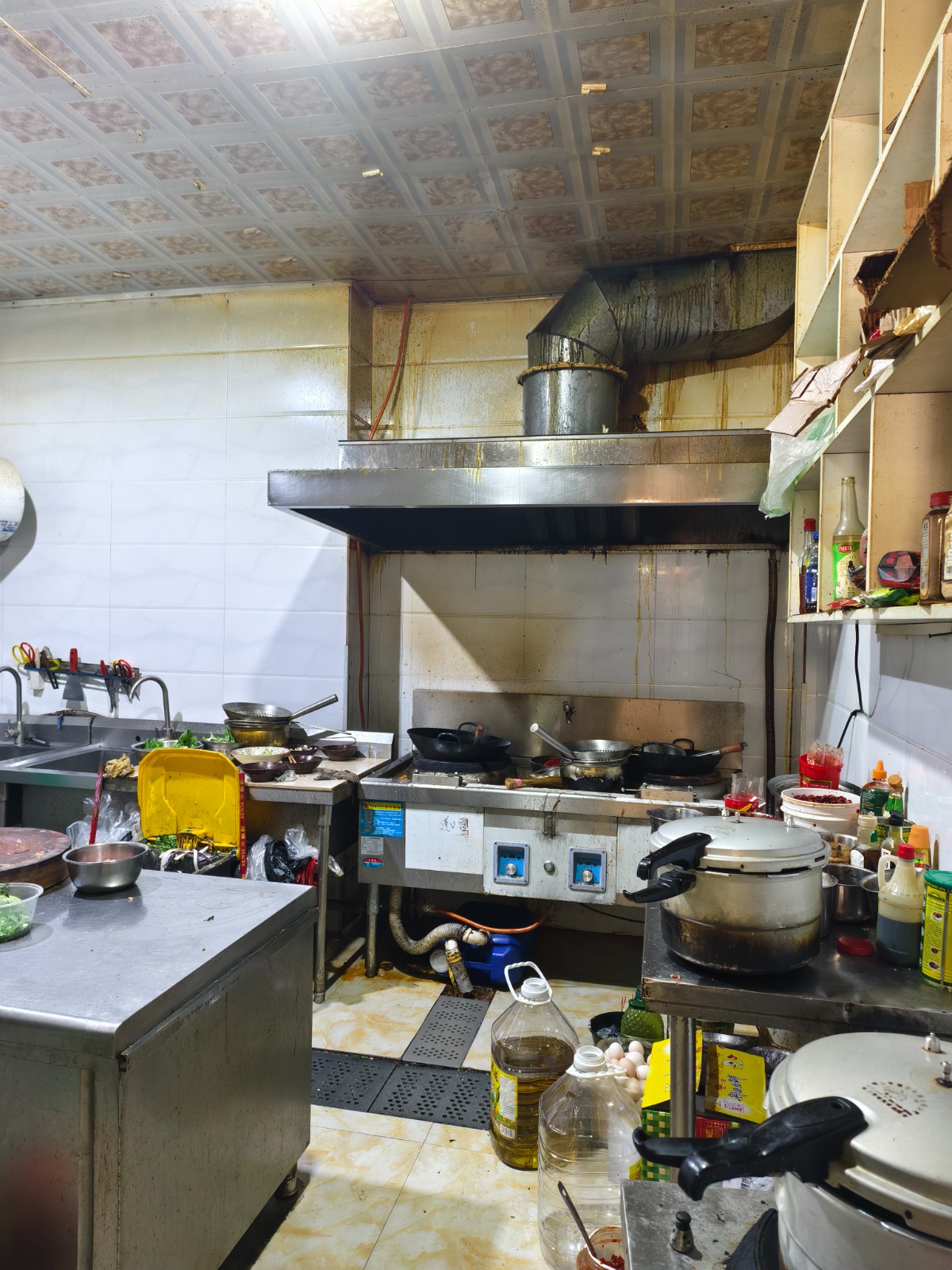 新铺十字路口交汇处经营八年餐饮店转让