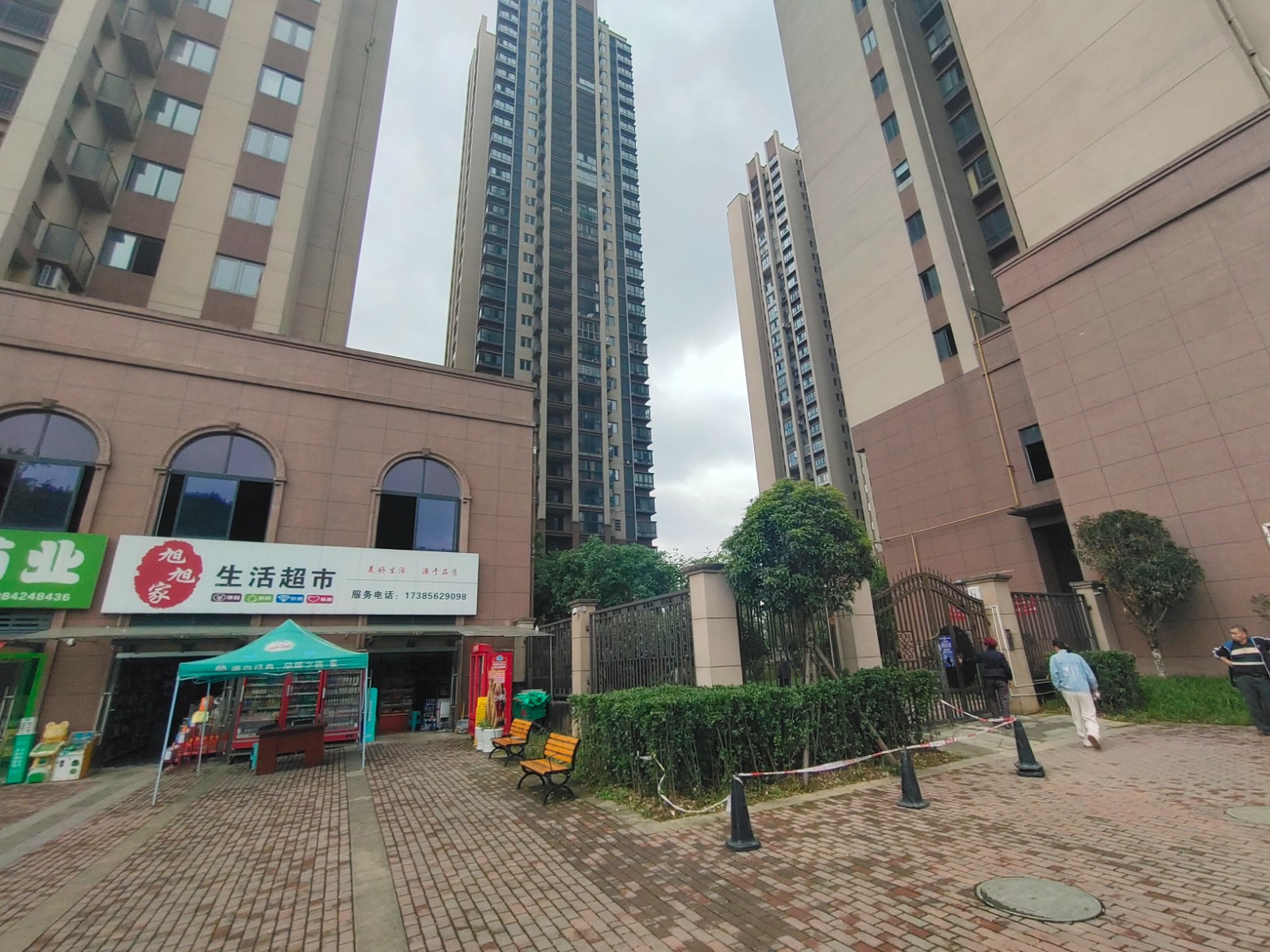 红花岗区果林福邸小区门口第一家超市转让