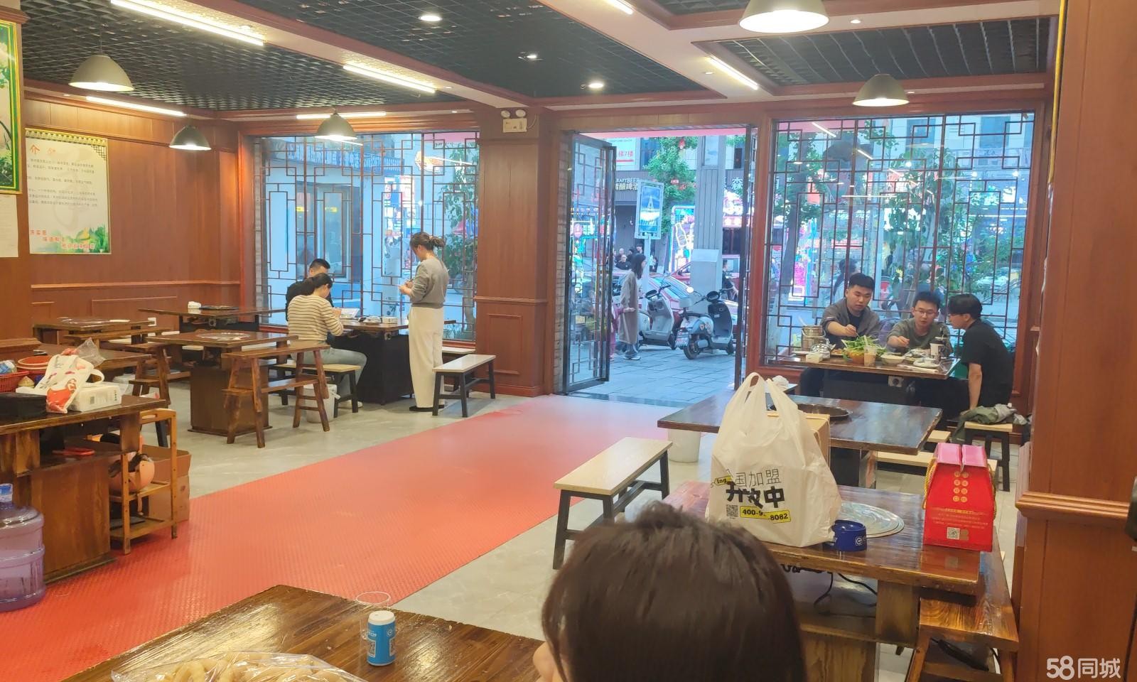 (转让)苏州路中段人行道处，进出便利，处于人行通道口，人流量较大