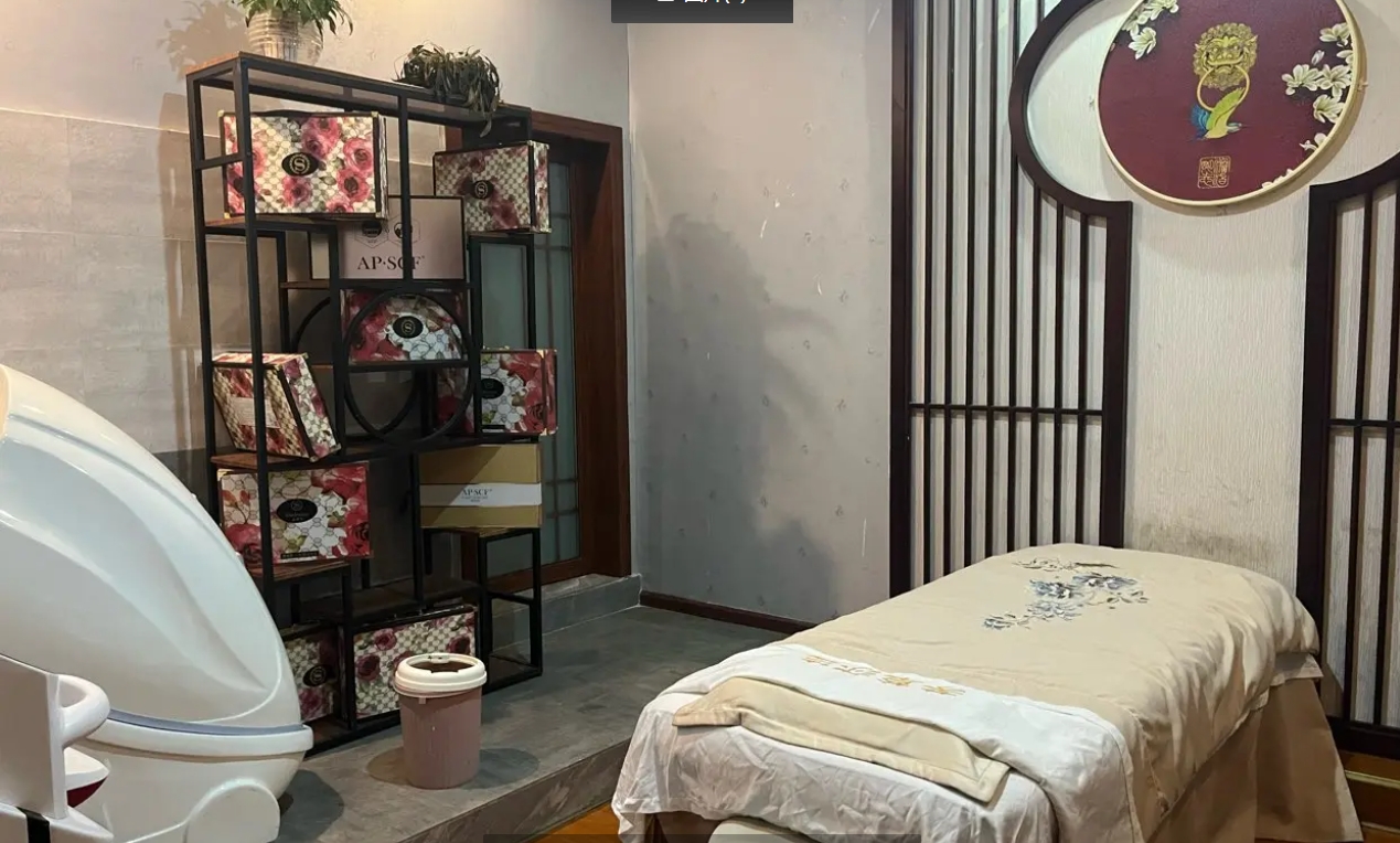 (转让)临街门面，小区进口处。