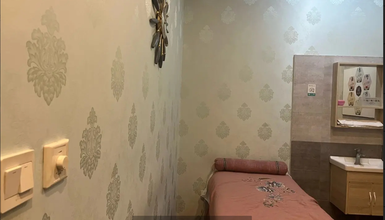 (转让)临街门面，小区进口处。