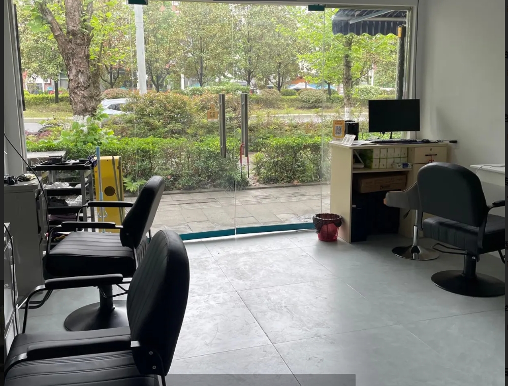 (转让)师傅出去自己开店学校旁边理发店找不到合适的师傅，忍痛转让