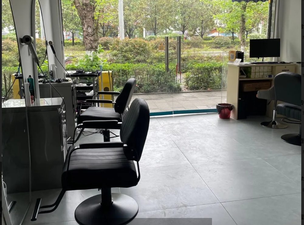(转让)师傅出去自己开店学校旁边理发店找不到合适的师傅，忍痛转让