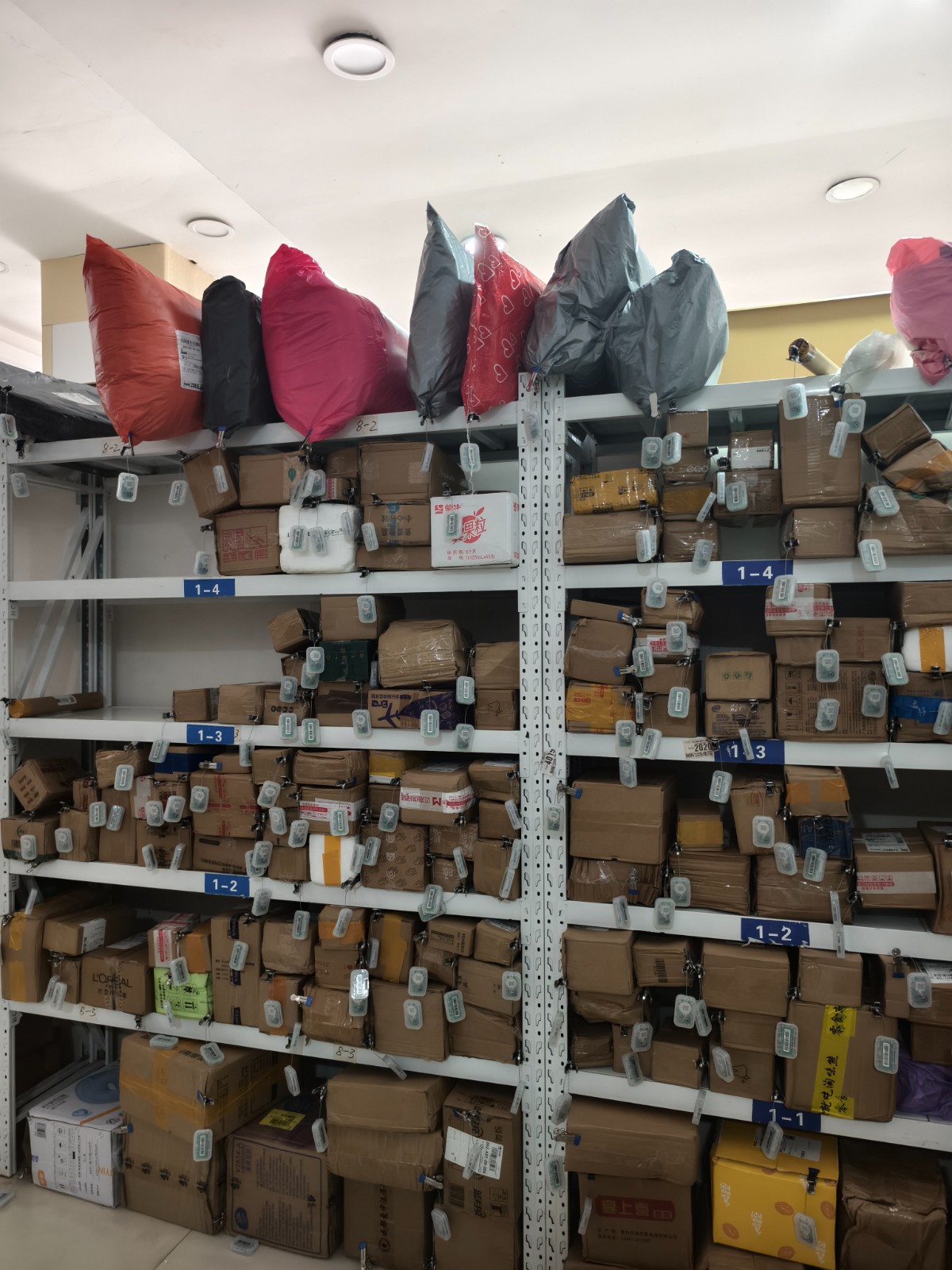 小区门口快递驿站带超市整体转让