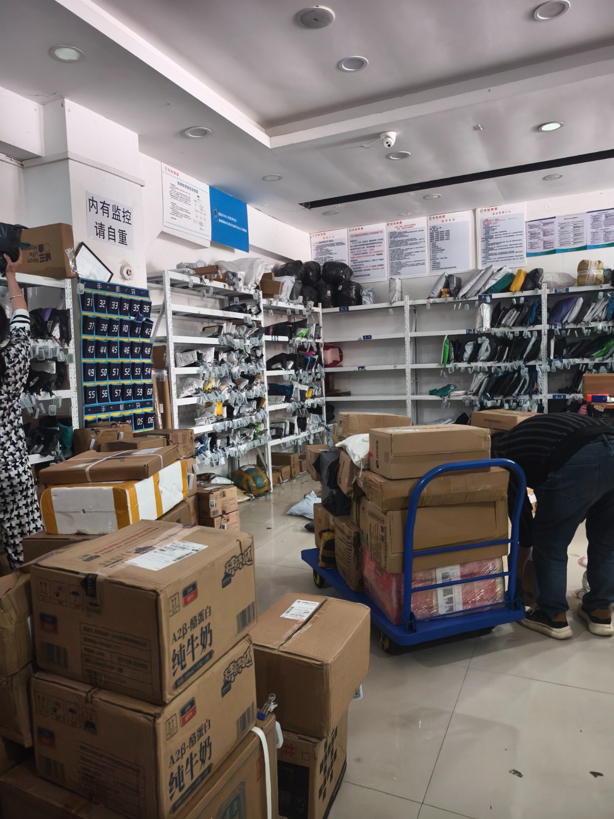 小区门口快递驿站带超市整体转让