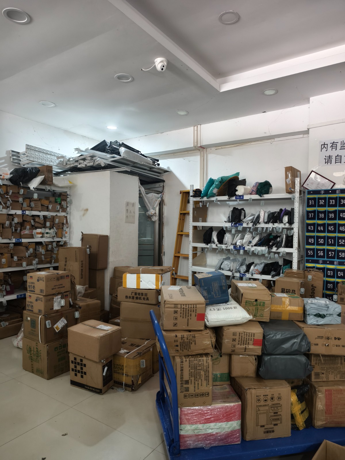 小区门口快递驿站带超市整体转让