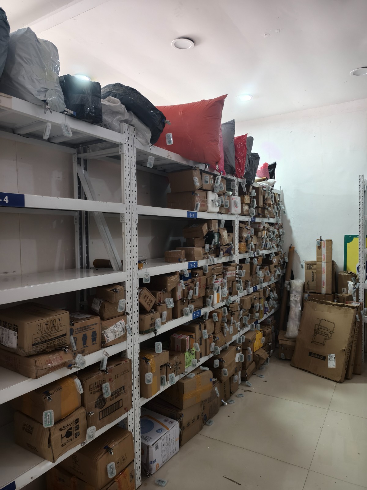 小区门口快递驿站带超市整体转让