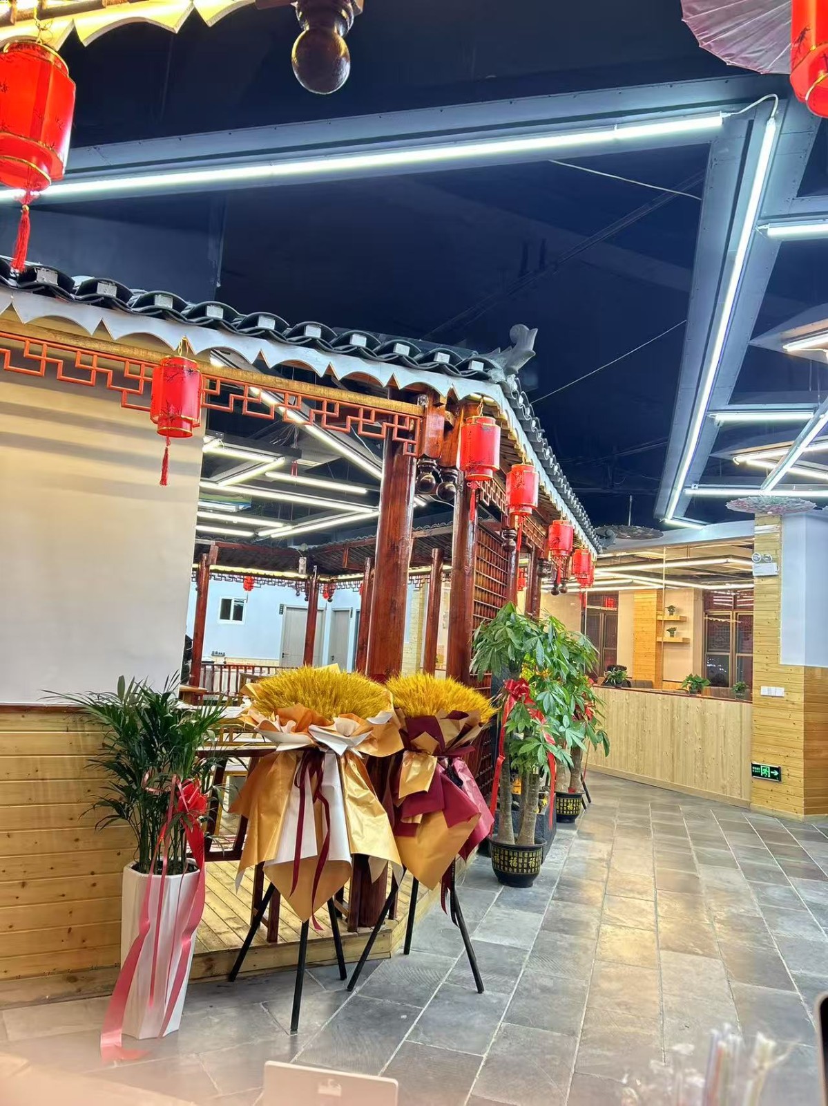 (转让)餐饮店(中型)可经营火锅、炒菜、承包真席及商务宾请等