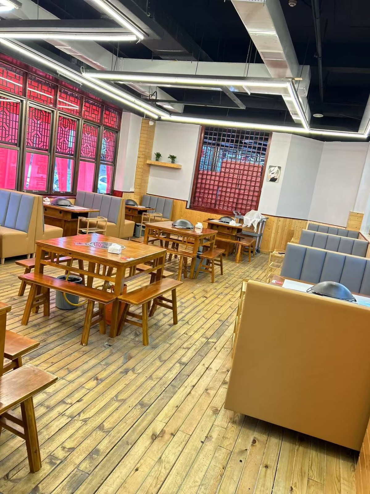 (转让)餐饮店(中型)可经营火锅、炒菜、承包真席及商务宾请等