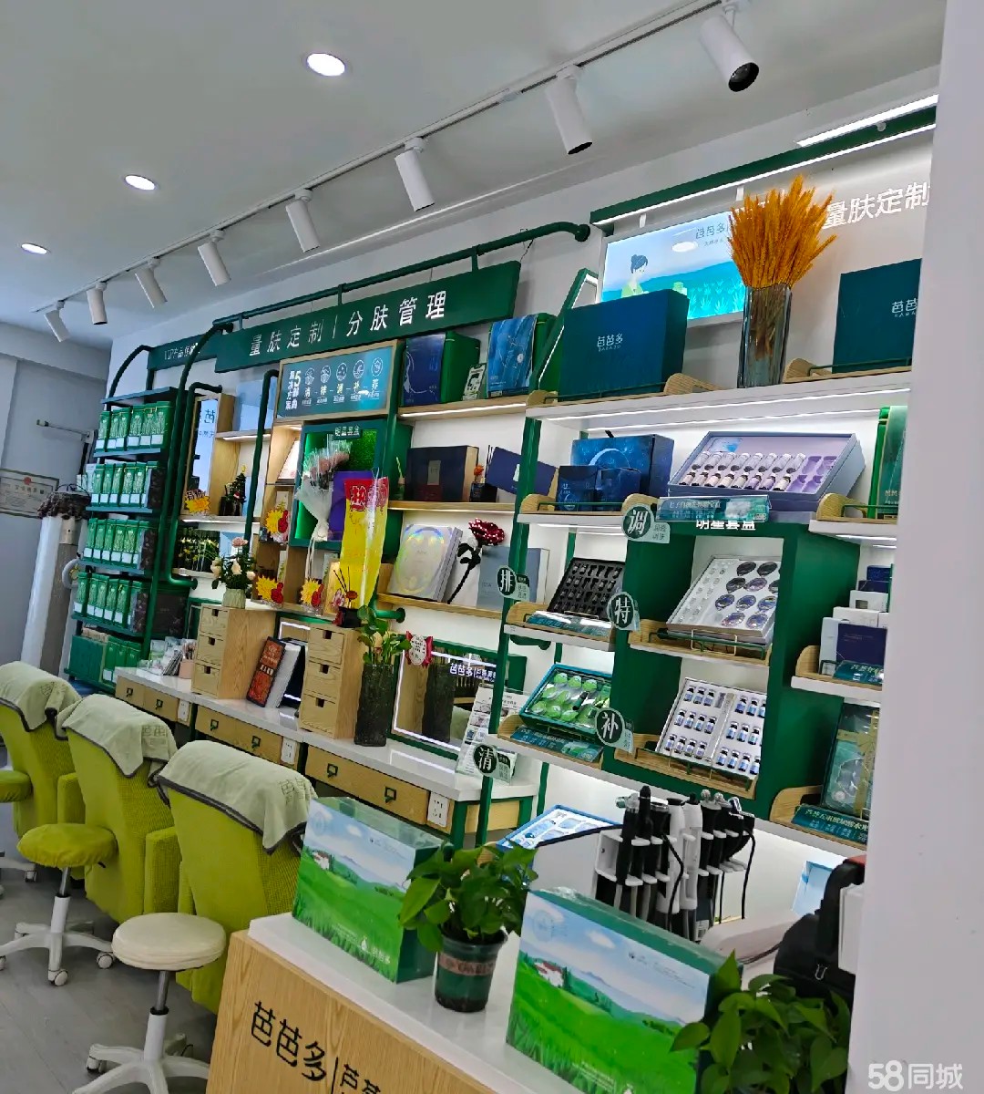 （转让）学校附近，对面是超市，还有广场