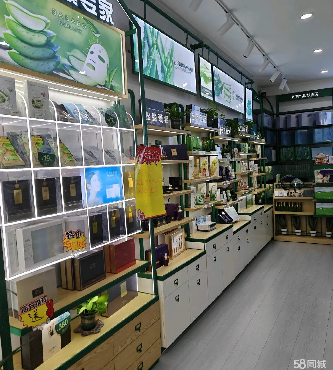 （转让）学校附近，对面是超市，还有广场
