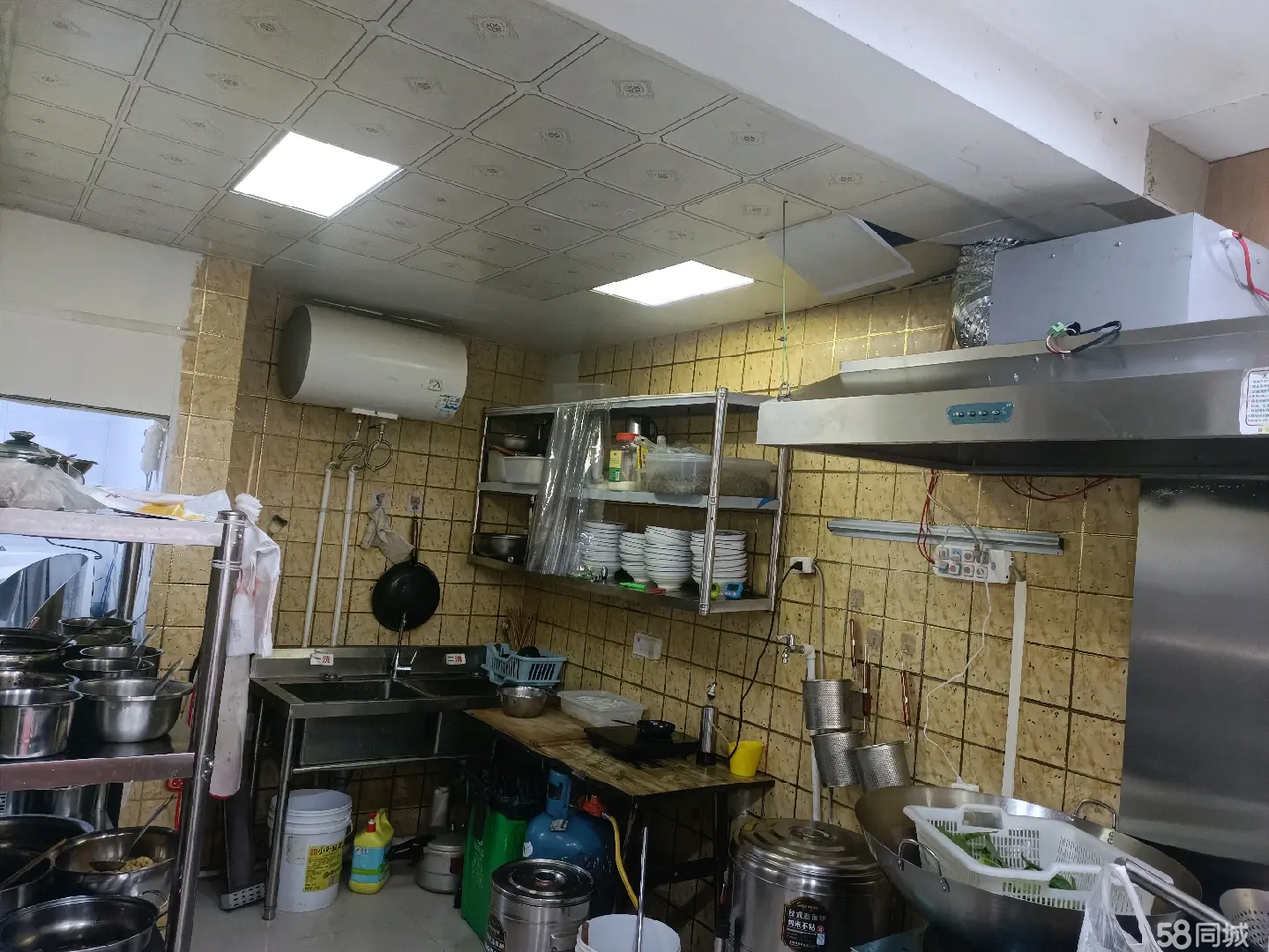 (转让)本店位置好，十字路口，人流量大，酒店，写字楼多，商场，学校