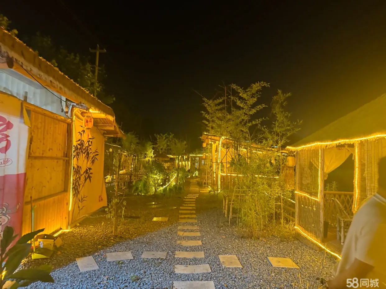 （转让木材结构，古老的木房，去年新建的安全，