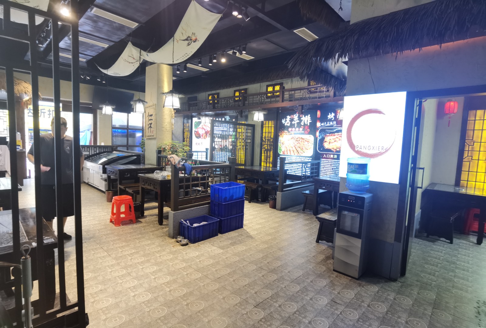 仁怀三转盘市中心阿玛尼商业街对面大型网吧宵夜店转让