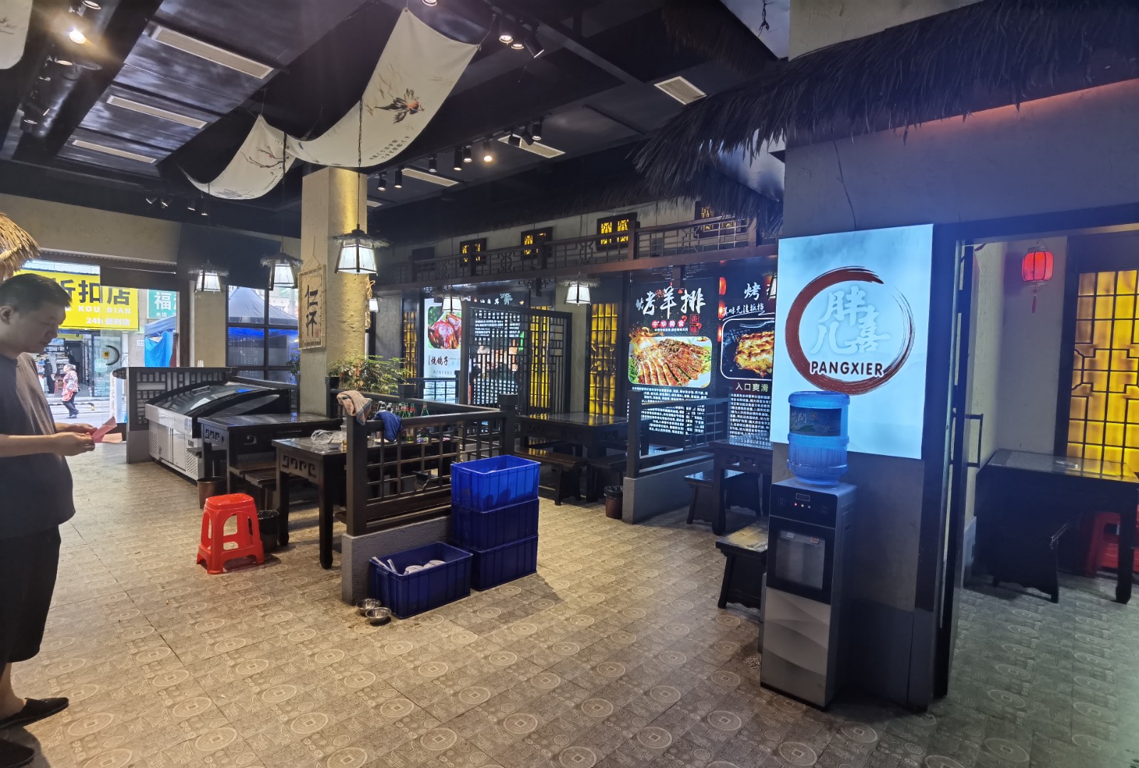 仁怀三转盘市中心阿玛尼商业街对面大型网吧宵夜店转让