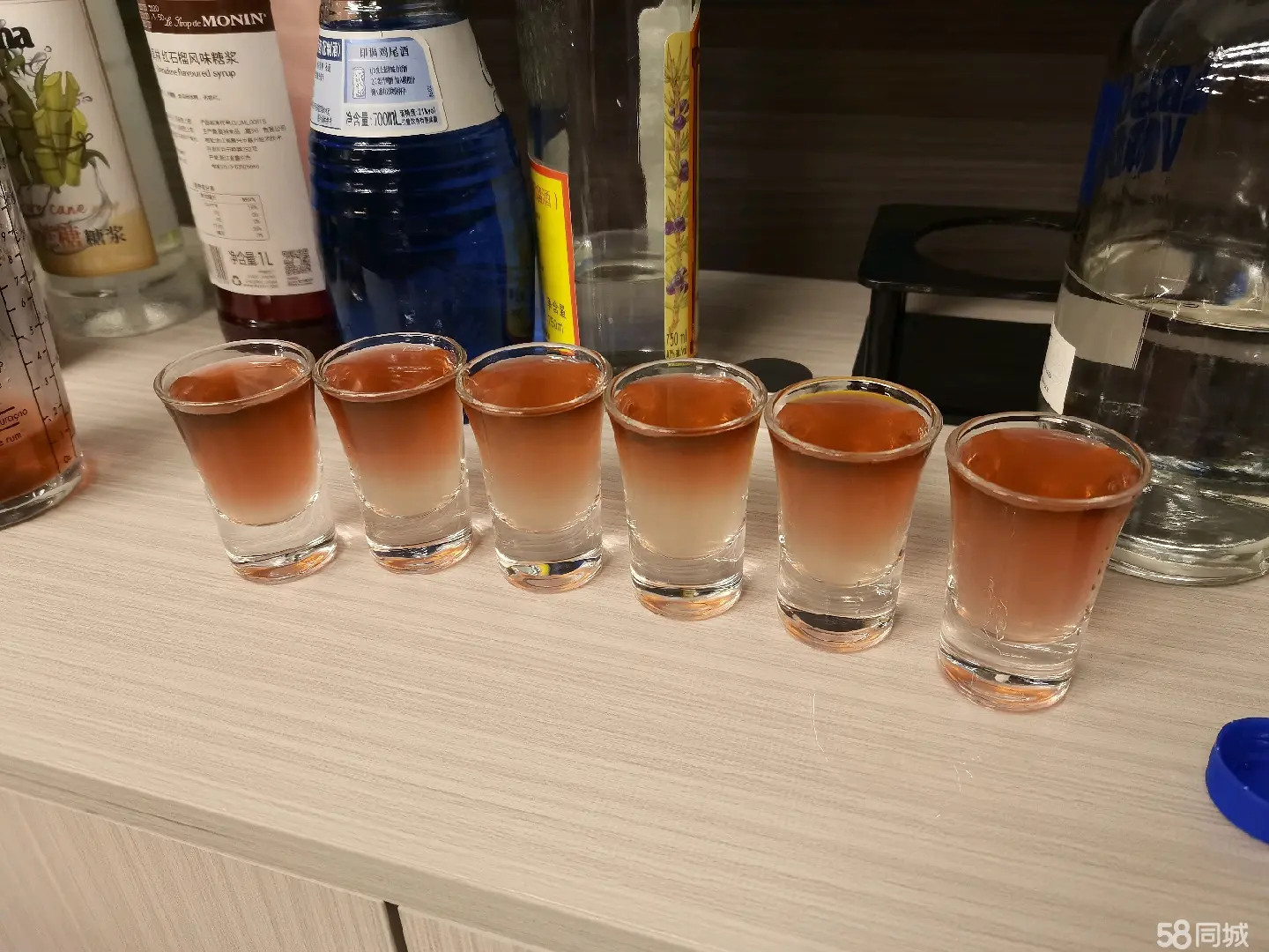 （转让位于林达美食城七栋，临街商铺，位于六楼，与皇朝大酒店同一楼层