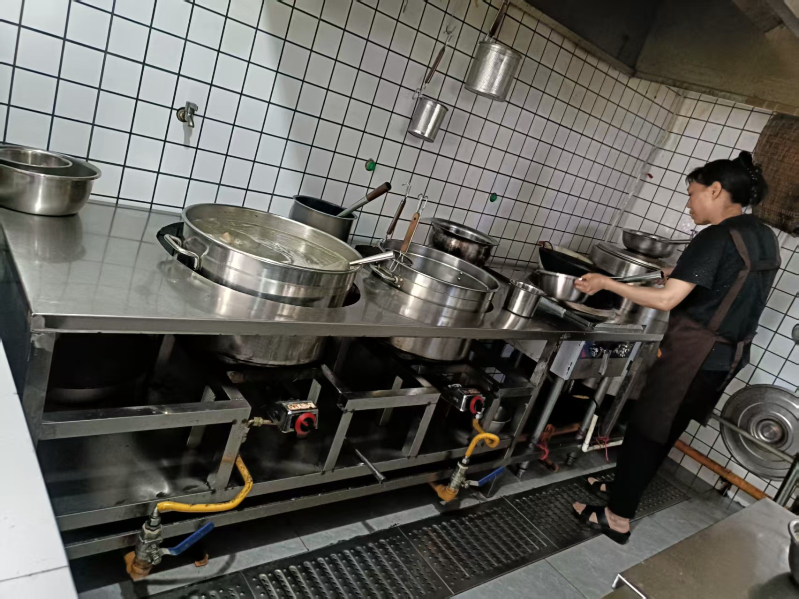 仁怀餐饮一条街小区楼下大门头早餐店整体转让