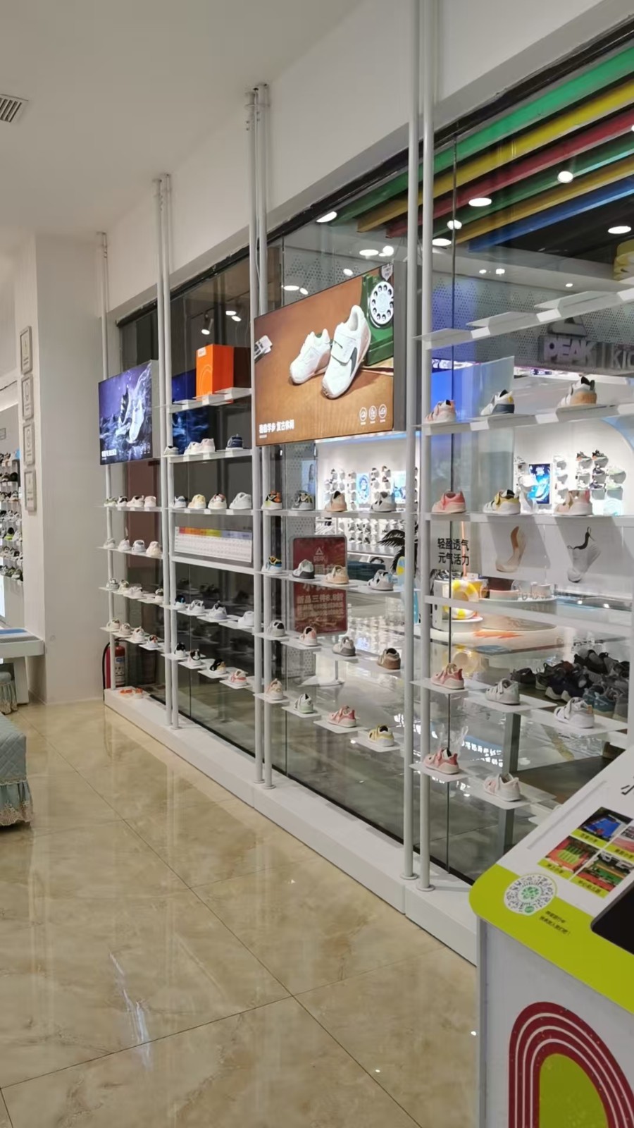 转仁怀国酒城高端一线品牌童鞋店