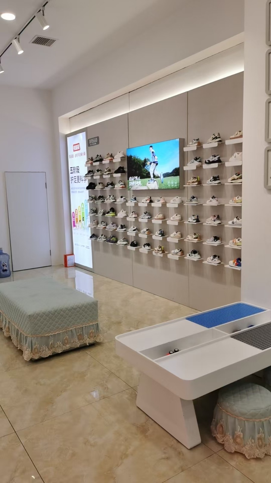 转仁怀国酒城高端一线品牌童鞋店