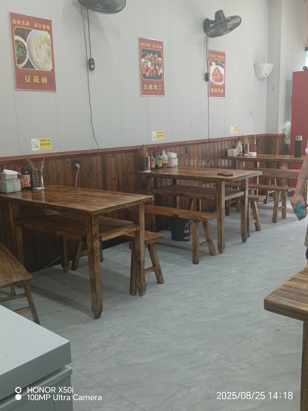 仁怀五转盘大道边公交车旁餐饮店低价急转