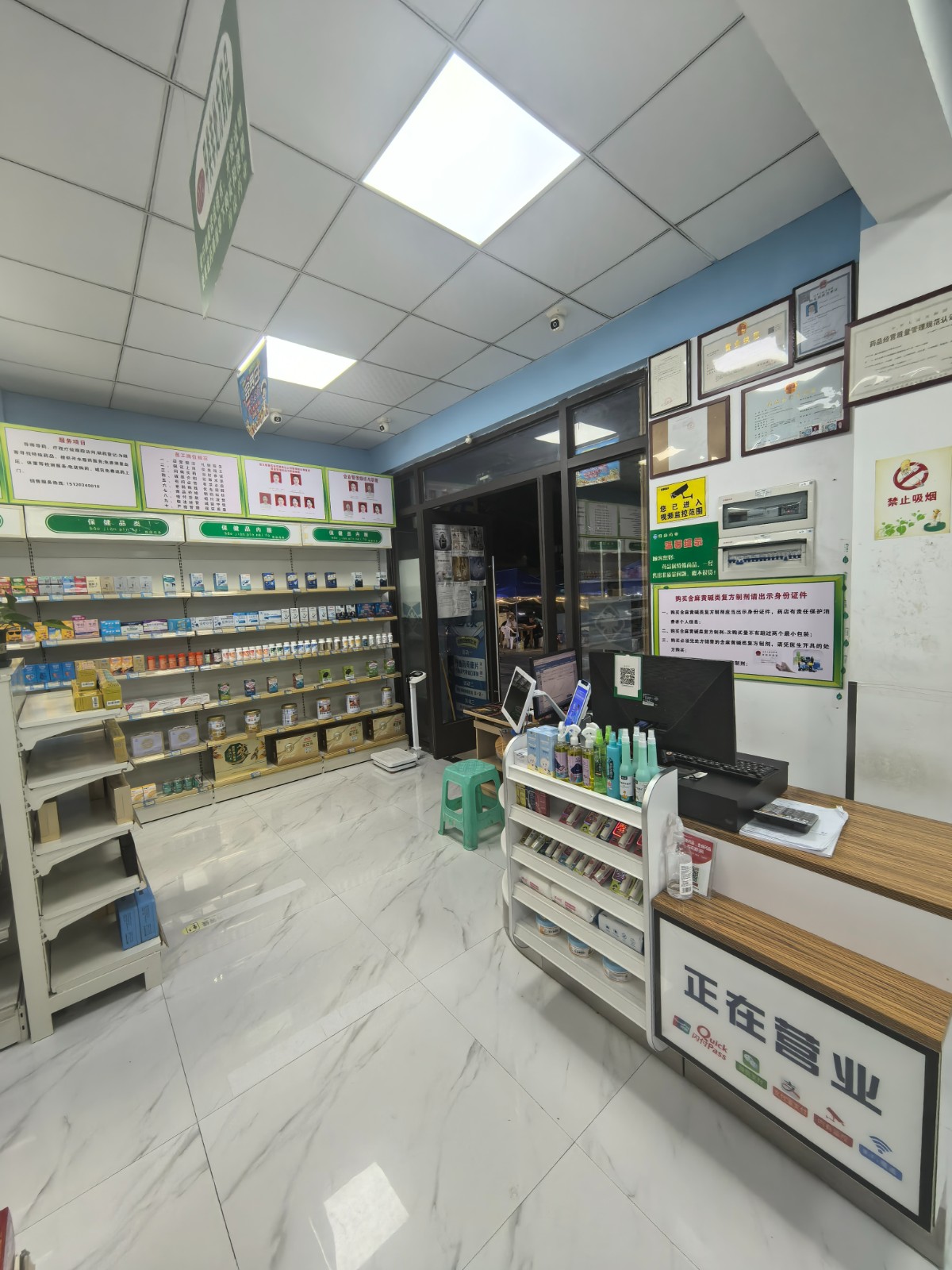 新蒲蔷薇国际六期小区门口药店转让