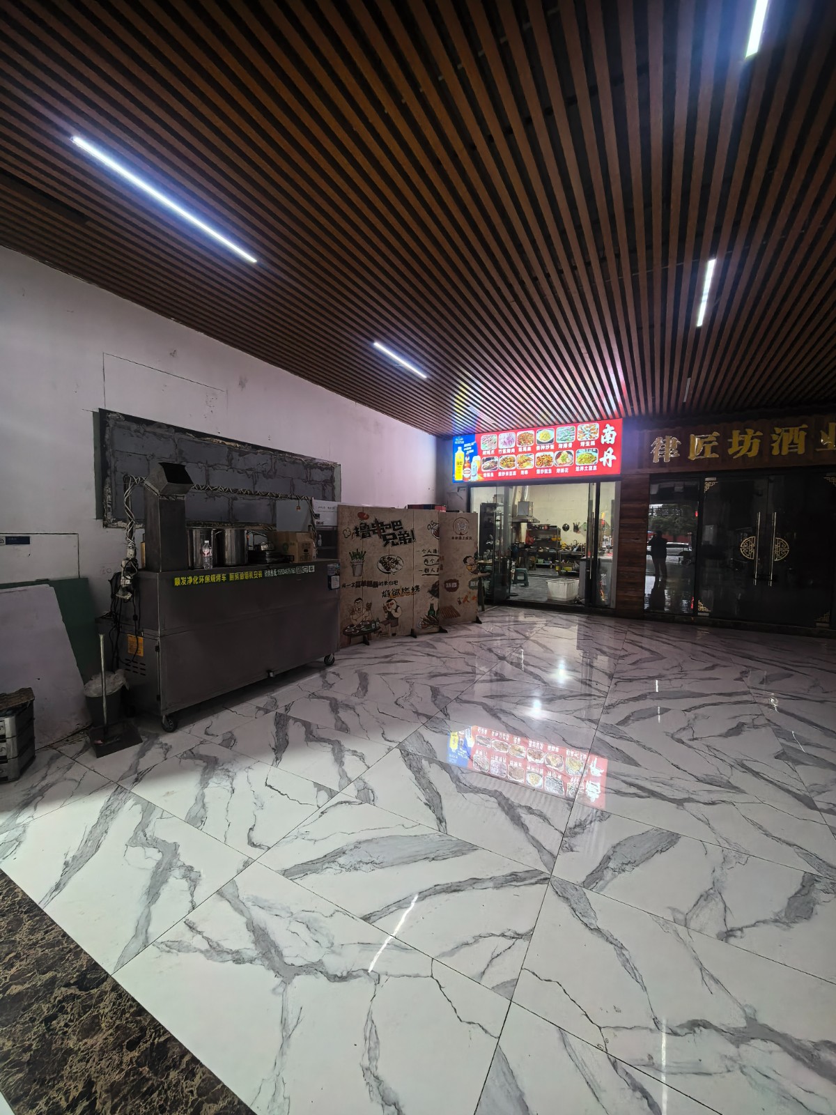 汇川区中庸新天地烧烤店低价转让