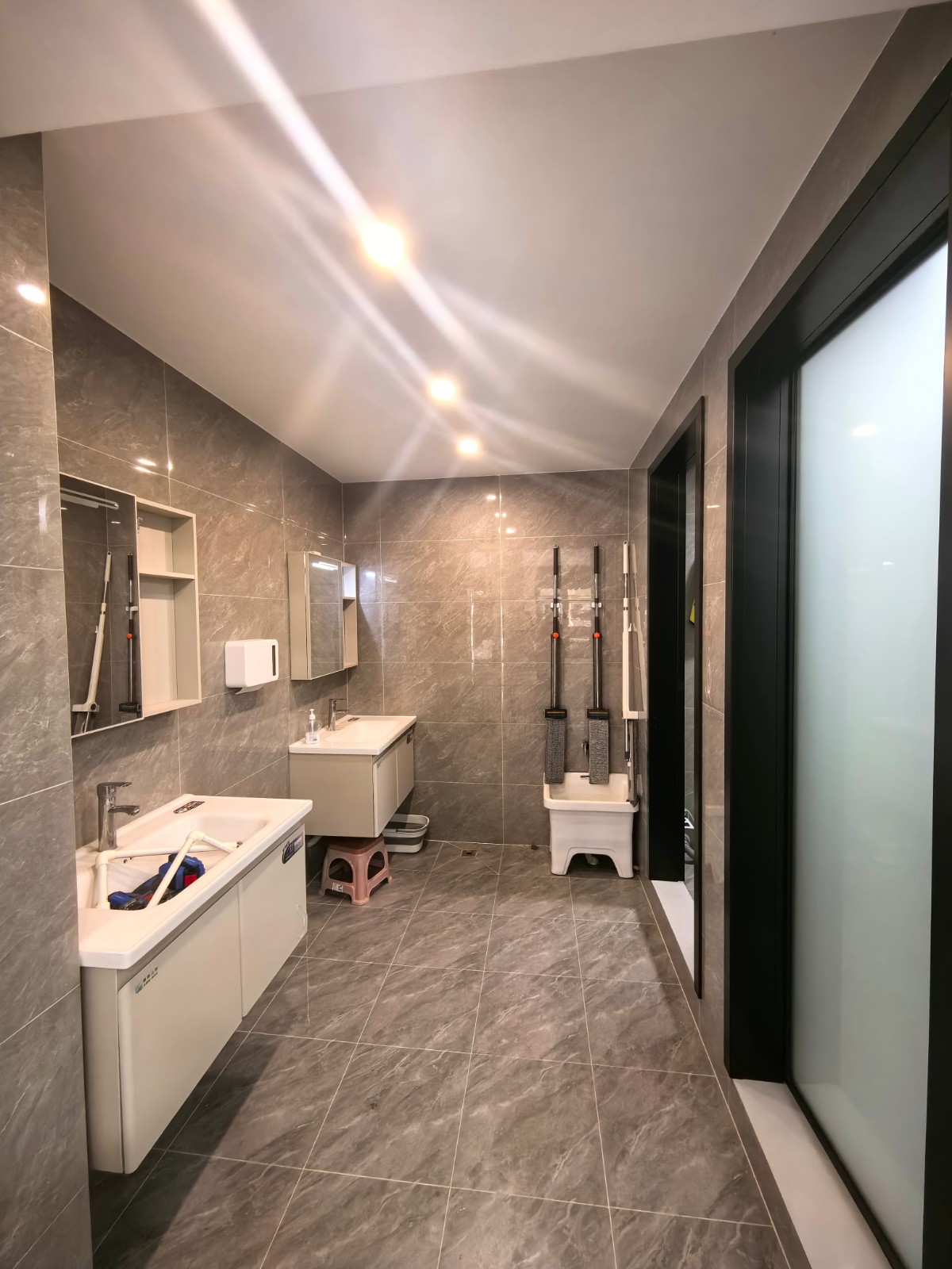 红花岗区剑江路国际公馆精装修超大门头门店空转   