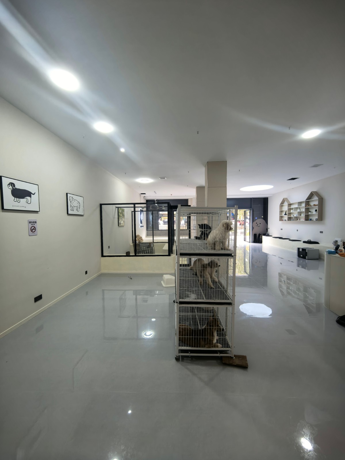 红花岗区剑江路国际公馆精装修超大门头门店空转   