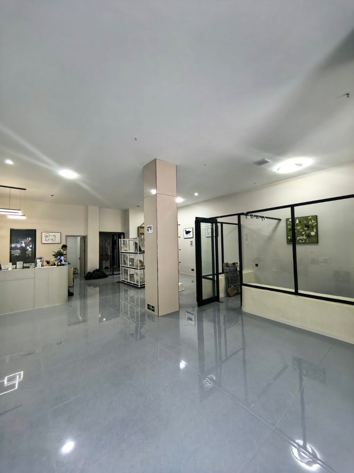 红花岗区剑江路国际公馆精装修超大门头门店空转   