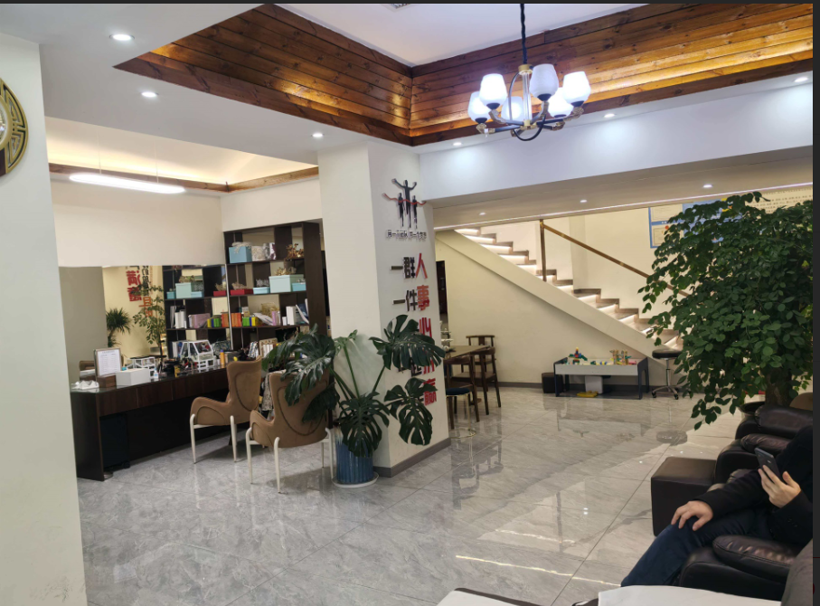 130平门面出租方圆荟新华畅正对面，100一个平方