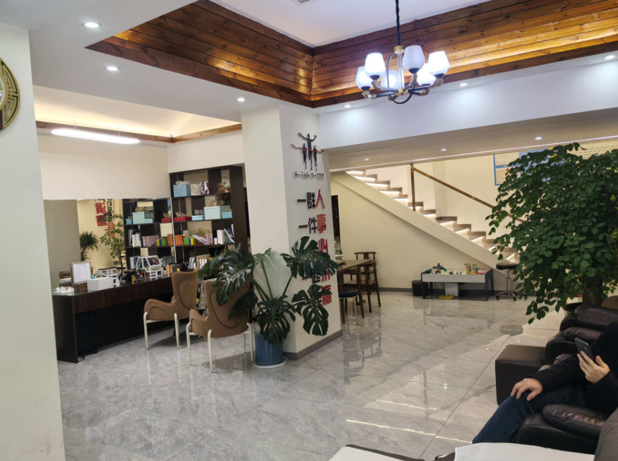 130平门面出租方圆荟新华畅正对面，100一个平方