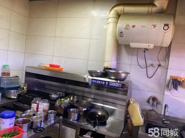 （转让）夜郎商城内旺铺转让，面积80平方左右，简装，转让费面议