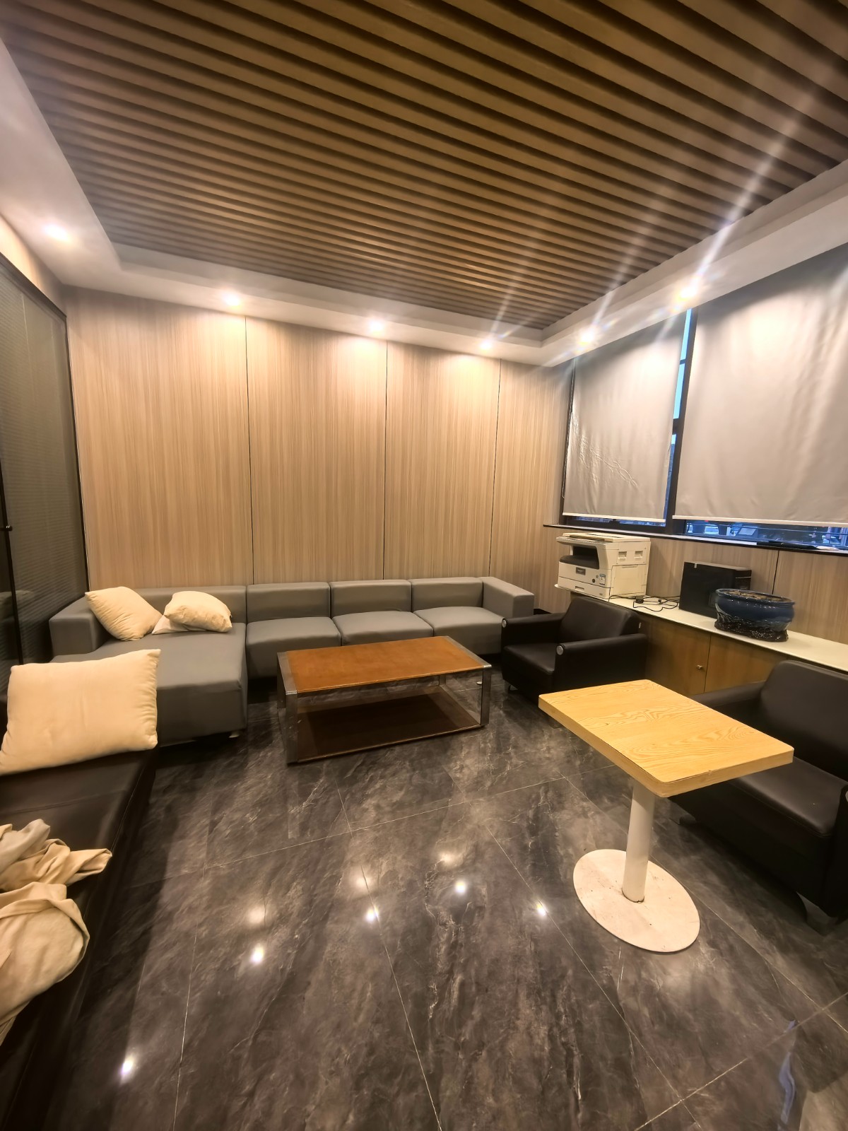 保利四街区临街转角门店+二楼办公室出租可单独出租