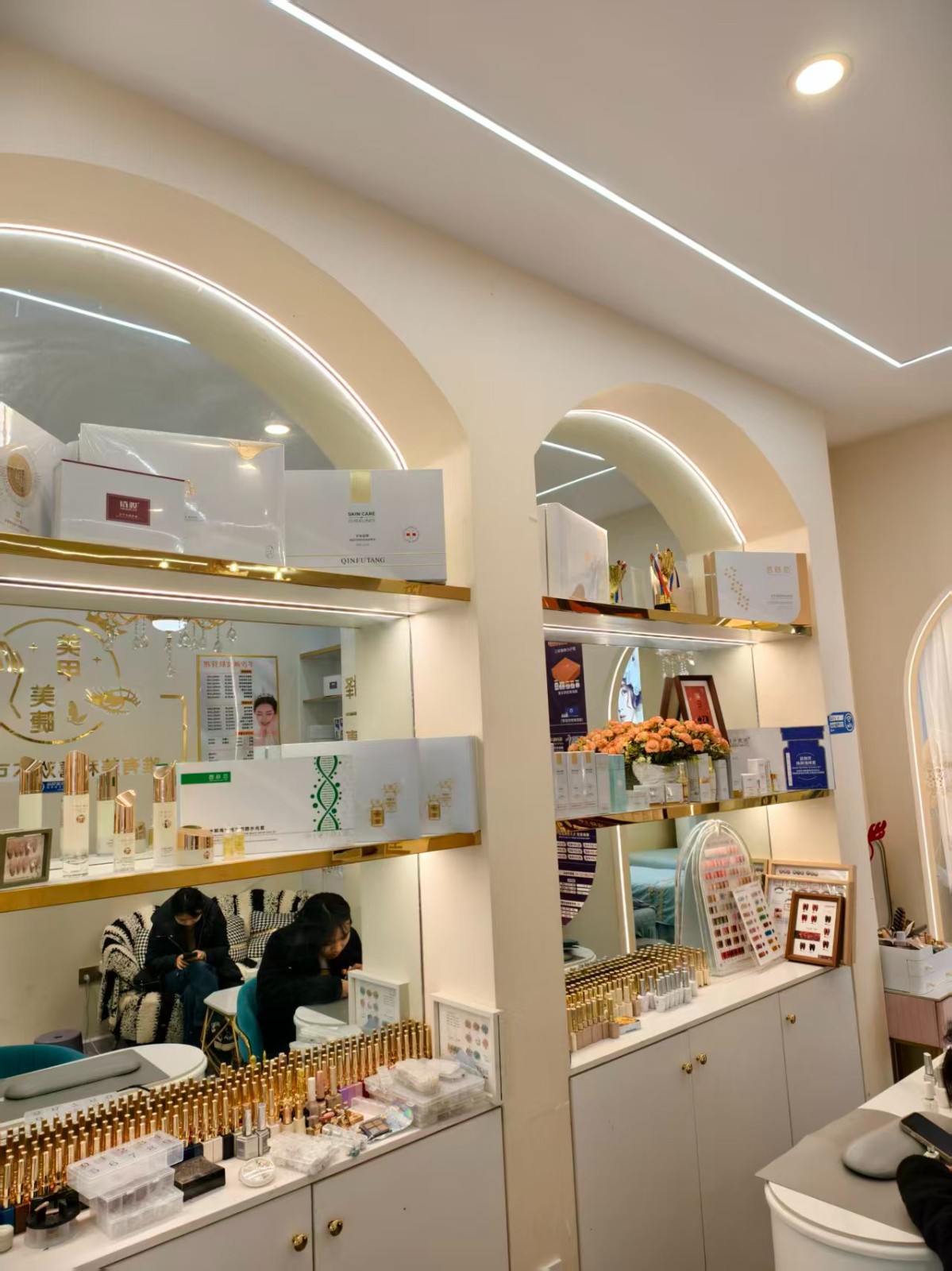 中华路成熟商圈美容美甲店整体打包转让